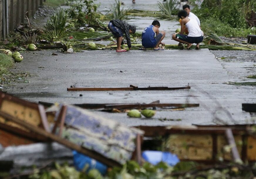 TAJFUN "JUTU" POGODIO FILIPINE Usljed klizišta poginule četiri osobe