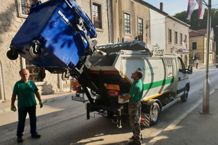 Trebinje: "Komunalno preduzeće" nabavilo novo vozilo i 200 kontejnera za selekciju otpada