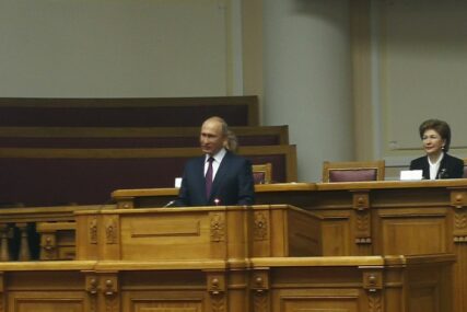 ZATO JE OMILJEN Putin iznenadio ŽENE NA FORUMU u Sankt Peterburgu, među njima i jedna iz Srpske