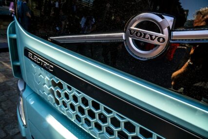 „MOTORI BI MOGLI DA SE RASTOPE“ Volvo povlači milion vozila zbog opasnosti od požara