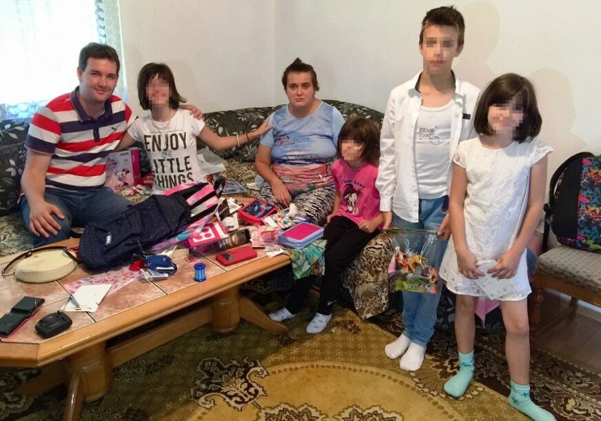 SRPSKAINFO I GRAĐANI USREĆILI MALIŠANE Porodici Vujasin stiže pomoć sa svih strana, djeca dobila ŠKOLSKI PRIBOR I IGRAČKE
