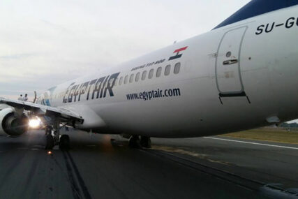 BLOKIRAN AERODROM "NIKOLA TESLA" Avionu iz Egipta se zapalile gume, ostao zaglavljen na pisti