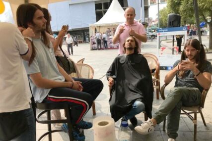 BRAVO ZA BANJALUČANE Čekaju u redu kako bi darovali kosu za perike djeci OBOLJELOJ OD RAKA