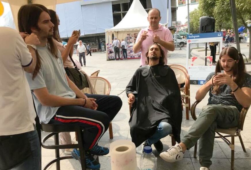 BRAVO ZA BANJALUČANE Čekaju u redu kako bi darovali kosu za perike djeci OBOLJELOJ OD RAKA