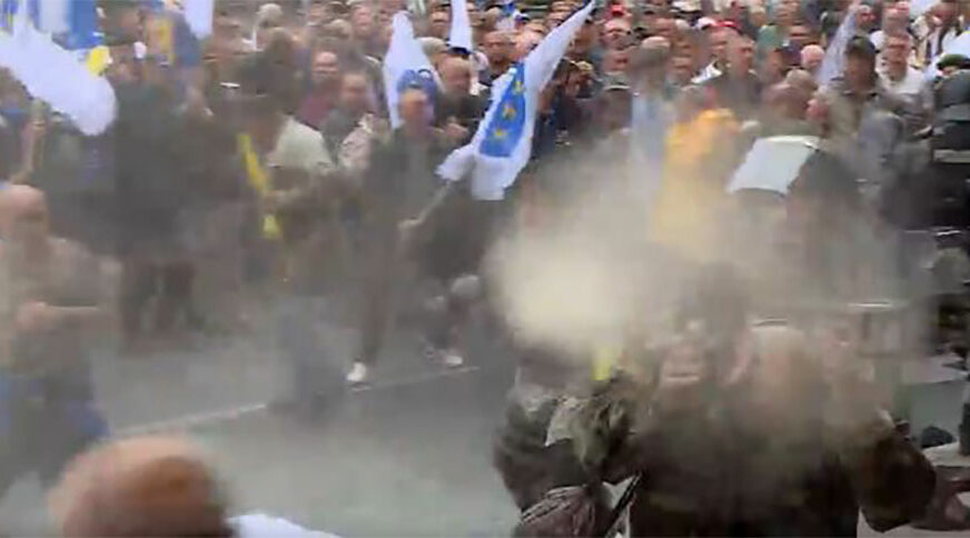 NEREDI NA PROTESTIMA U SARAJEVU Četiri policajca povrijeđena, dvije osobe uhapšene