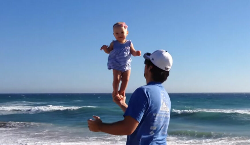 AKROBATA OD SAMO 10 MJESECI Ova beba je glavna atrakcija na plaži (VIDEO)