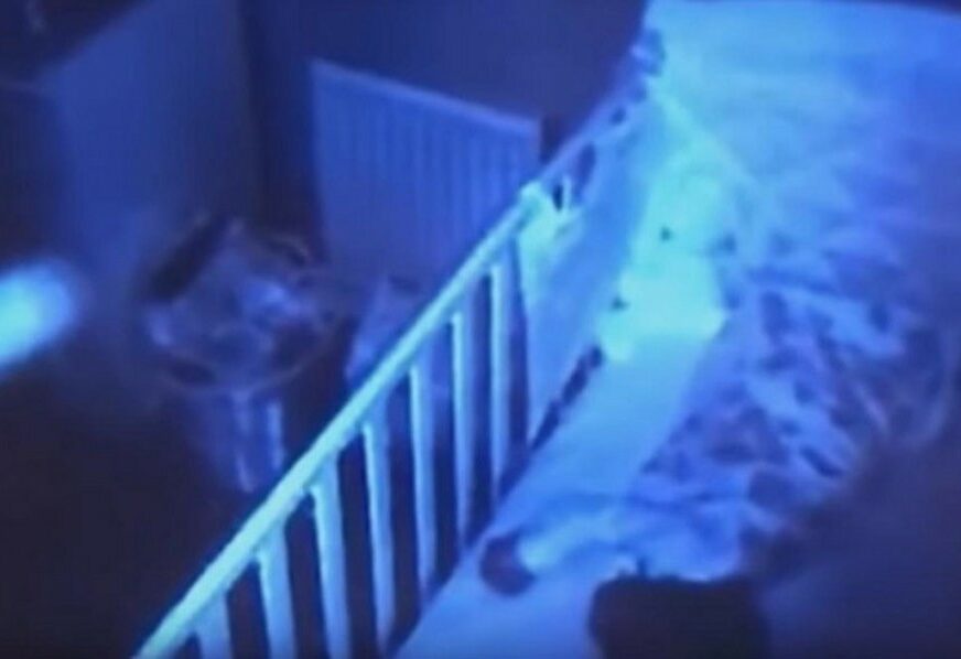 JEZIVO Tata je posmatrao preko kamere bebu kako spava, a onda se POTPUNO SLEDIO (VIDEO)