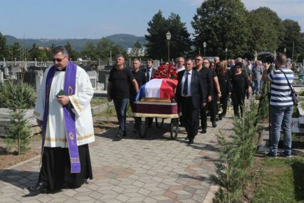 TIŠINA GOVORILA VIŠE OD RIJEČI Hiljade ljudi na sahrani Marijana Beneša (FOTO)