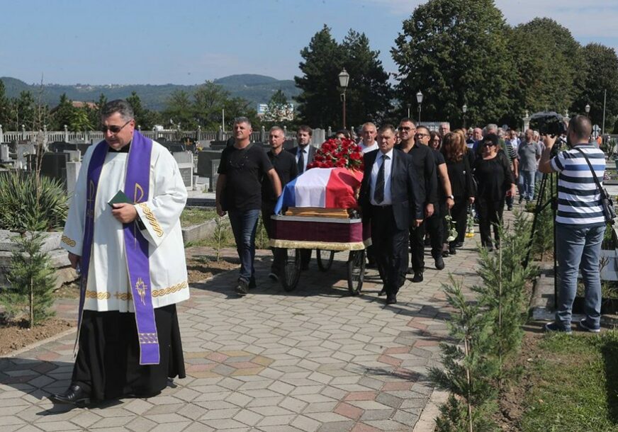 TIŠINA GOVORILA VIŠE OD RIJEČI Hiljade ljudi na sahrani Marijana Beneša (FOTO)