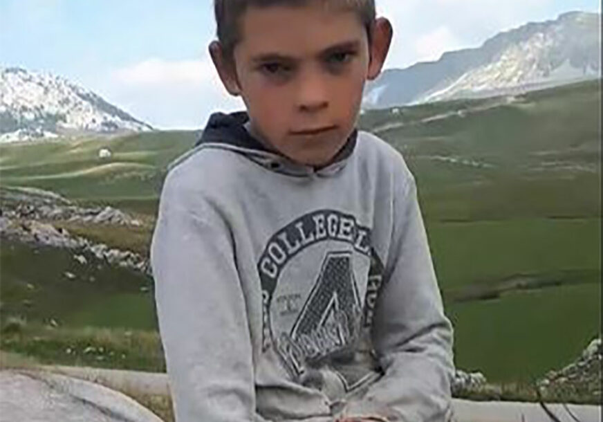 Dječaku Boži ne treba ni televizija ni internet, a snimak o njemu POKORIO JE INTERNET (VIDEO)