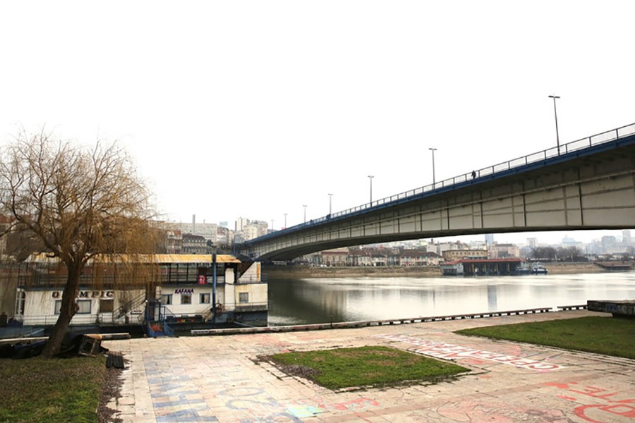 POLICIJA BRZO REAGOVALA Žena skočila s mosta, izvukli je iz hladne rijeke