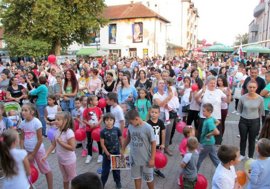 VIŠE STOTINA DJECE I RODITELJA U Bratuncu održana prva “Porodična šetnja”