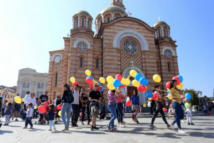 PROMOCIJA PORODIČNIH VRIJEDNOSTI Mame i tate sa djecom prodefilovali gradom za BUDUĆNOST (FOTO)