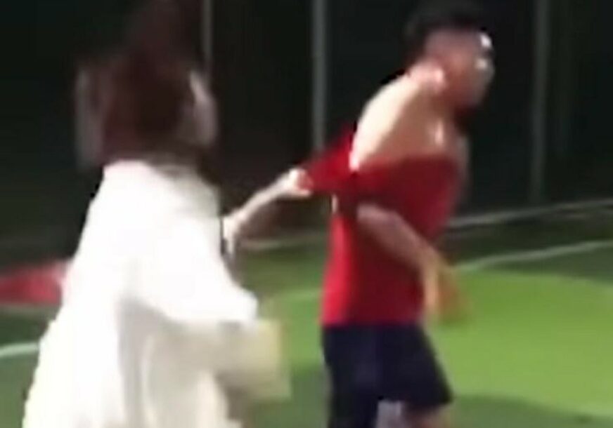 "ZEZAŠ SE OKOLO, A OŽENJEN SI!" Igrao je fudbal, a onda je njegova djevojka BIJESNA UPALA NA TEREN (VIDEO)