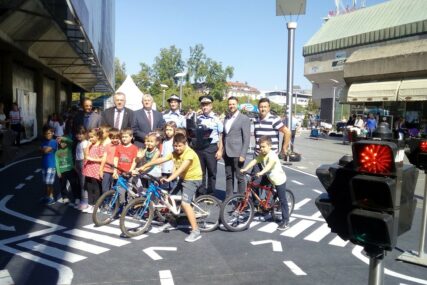 VESELO U CENTRU Na Trgu Krajine poligon za obuku najmlađih učesnika u saobraćaju