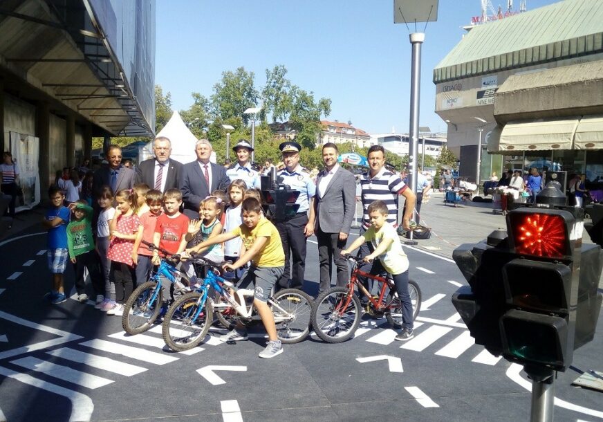 VESELO U CENTRU Na Trgu Krajine poligon za obuku najmlađih učesnika u saobraćaju