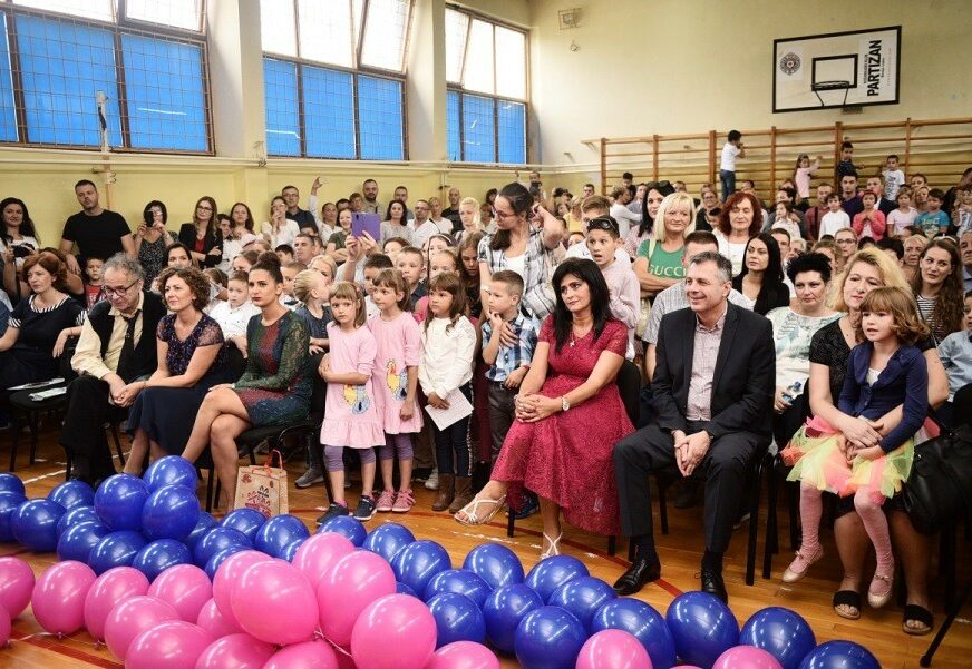 PRVI DAN ŠKOLE U klupama čak i gradonačelnik Banjaluke i predsjednik Skupštine