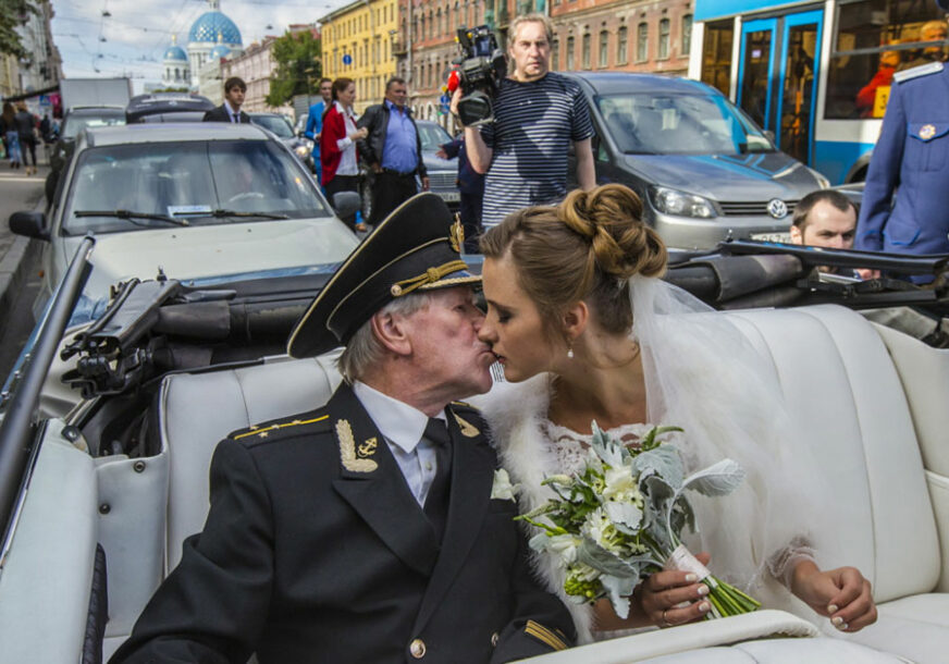 MANEKENKA NE ŽELI SEKS SA NJIM Ruski glumac Ivan Krasko razvodi se od svoje 60 godina mlađe supruge