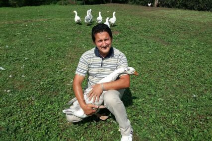UZGAJA GUSKE I PRAVI ZDRAVU MAST Jurij Sinji iz Prijedora bavi se posebnom granom poljoprivrede (VIDEO)