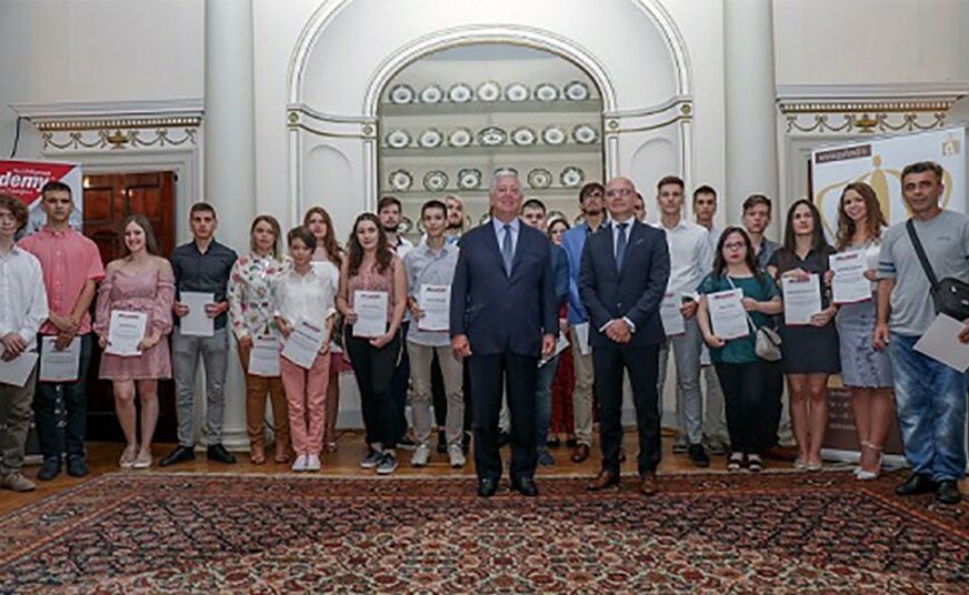 Fondacija prestolonasljednika Aleksandra Karađorđevića dodijelila 25 stipendija đacima iz Srbije i RS