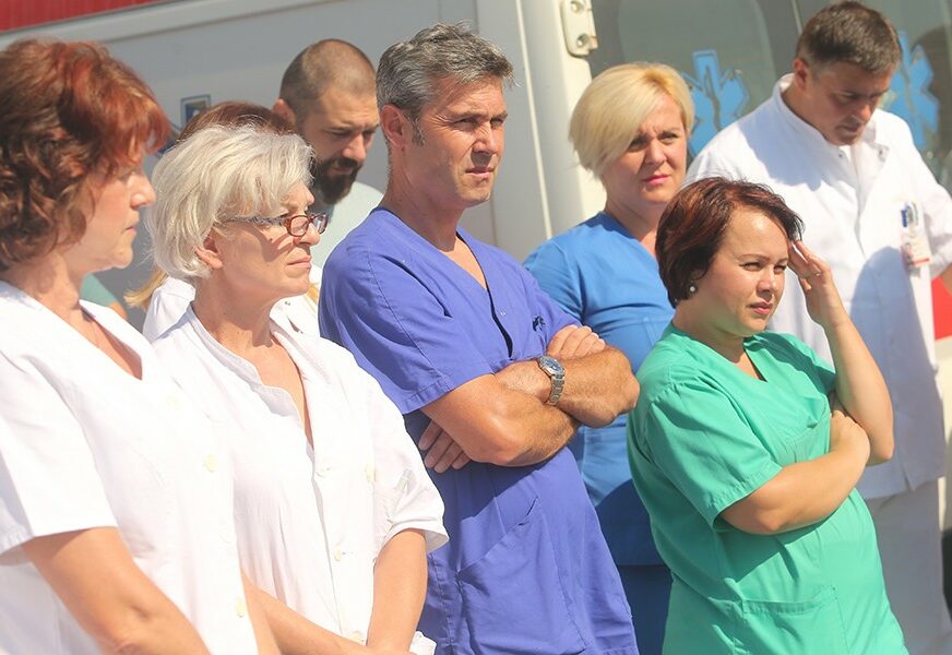 BIJELI MANTILI UPOZORAVAJU Povećanje plata ili OBUSTAVA RADA u bolnicama širom Srpske