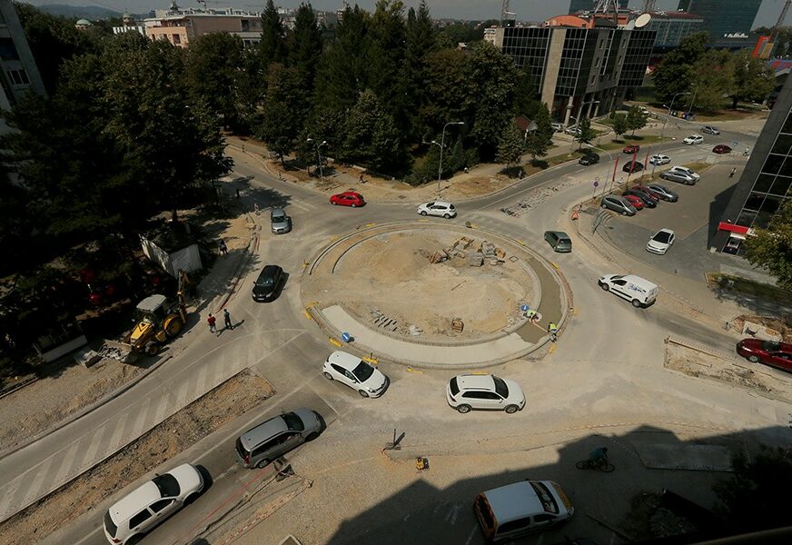 VOZAČI DOČEKALI Sutra završetak gradnje kružnog toka u Aleji Svetog Save