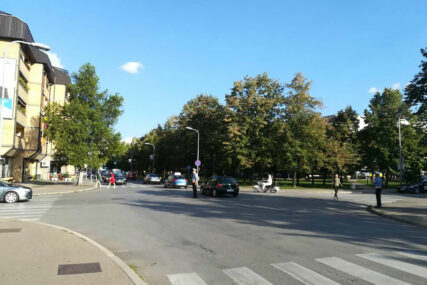 VOZAČI, NAORUŽAJTE SE STRPLJENJEM Gužve zbog gradnje kružnog toka, policija reguliše saobraćaj