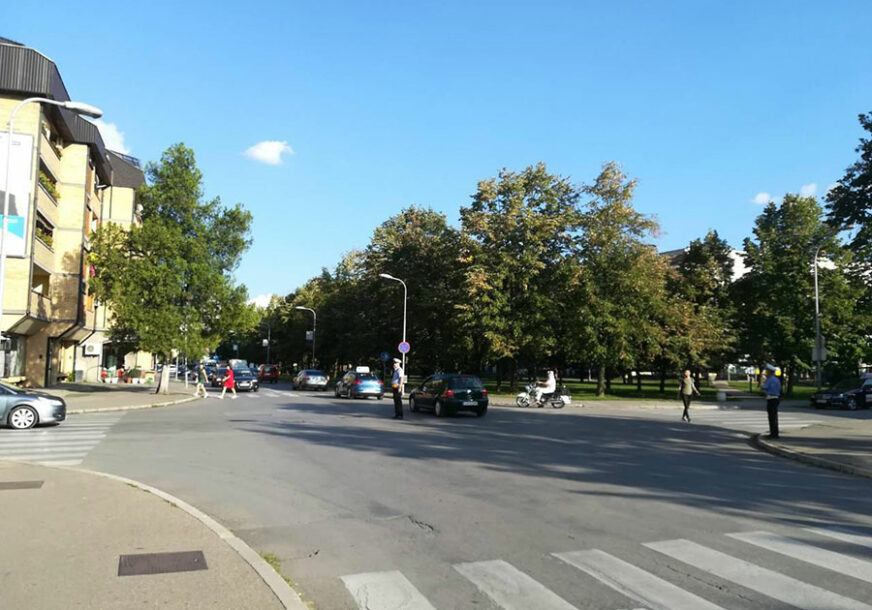 VOZAČI, NAORUŽAJTE SE STRPLJENJEM Gužve zbog gradnje kružnog toka, policija reguliše saobraćaj