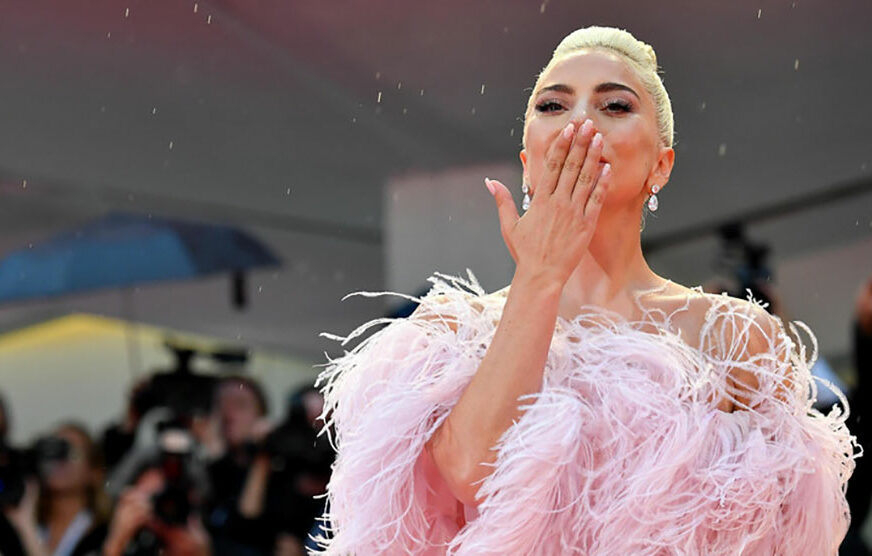 GLAMUROZNA Lejdi Gaga očarala u čipkanoj haljini boje šampanjca (VIDEO)