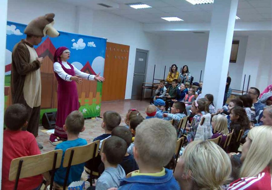 MALIŠANI UŽIVALI Odigrana predstava "Maša i Medo idu na more"