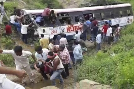 STRAVIČNA NESREĆA Autobus sa VJERNICIMA sletio s puta, najmanje 45 osoba POGINULO