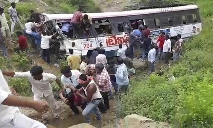 STRAVIČNA NESREĆA Autobus sa VJERNICIMA sletio s puta, najmanje 45 osoba POGINULO