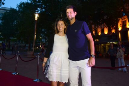 SVI SU ŽELJELI FOTKU SA POZNATIM PAROM Jelena i Novak u opuštenoj šetnji Pragom