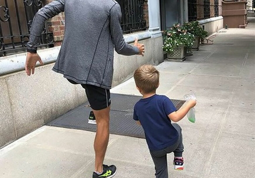 PLJUSAK IM NE MOŽE NIŠTA Novak Đoković sa sinom zatvorenog kišobrana prošetao po KIŠI i oduševio prolaznike (FOTO)