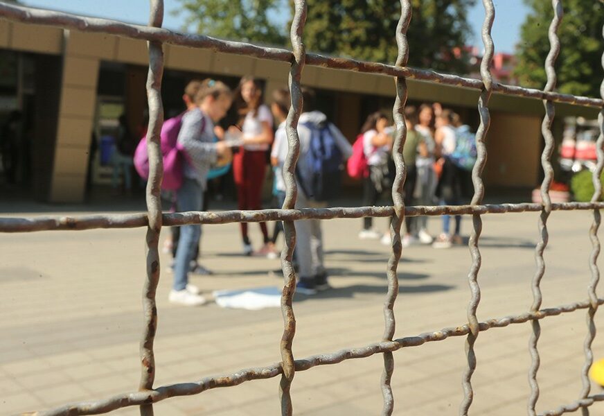učenici u školskom dvorištu