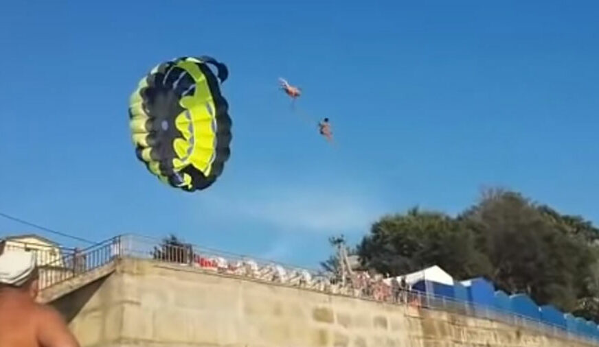 DRAMA NA PLAŽI Par sa padobranom je naletio na dalekovod, pa ih je UDARILA STRUJA (VIDEO)