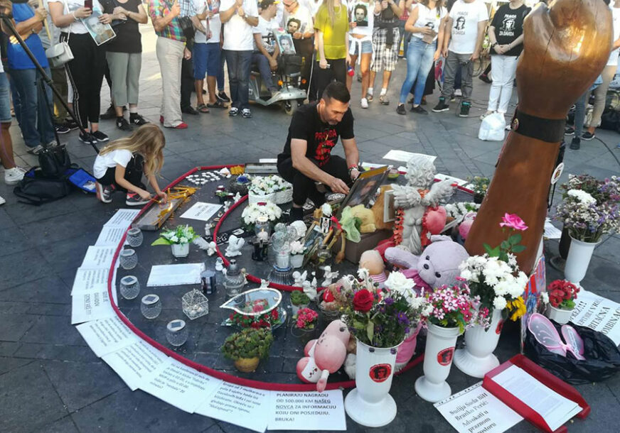 “TUĆI NAS NE SMIJETE, A VIŠE NAS NEĆETE NI UBIJATI” Građani koji traže PRAVDU ZA DAVIDA i večeras poslali OŠTRU PORUKU