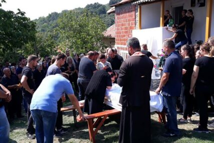 NOVOROĐENA DJEVOJČICA NIJE ŽIVJELA NI DAN Cijelo selo plakalo na SAHRANI MAJKE I BEBE