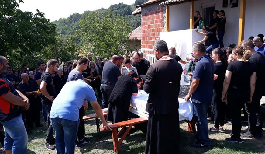 NOVOROĐENA DJEVOJČICA NIJE ŽIVJELA NI DAN Cijelo selo plakalo na SAHRANI MAJKE I BEBE