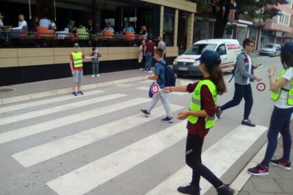 Školska saobraćajna patrola: Osnovci u Zvorniku nadgledaju pješačke prelaze