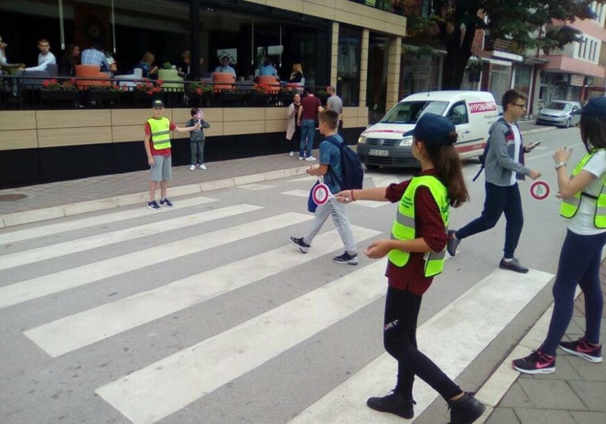 Školska saobraćajna patrola: Osnovci u Zvorniku nadgledaju pješačke prelaze