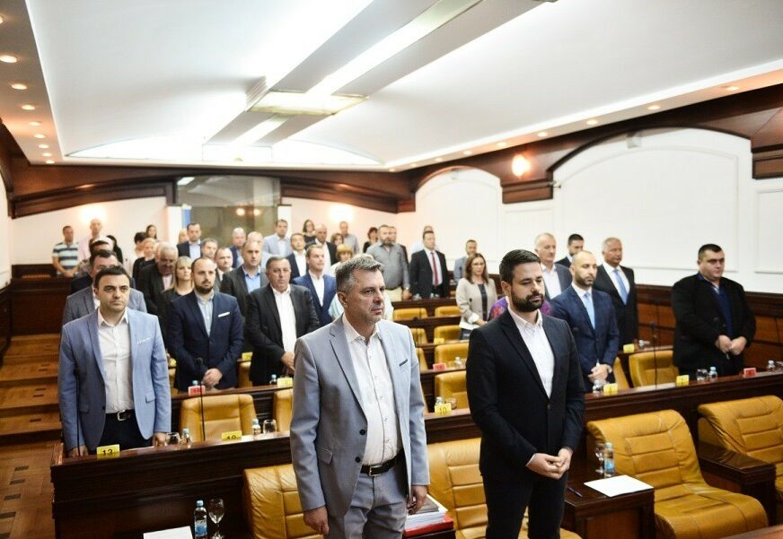 POČAST NAJBOLJEM BOKSERU OVIH PROSTORA Banjalučka Skupština počela MINUTOM ĆUTANJA za Marijana Beneša