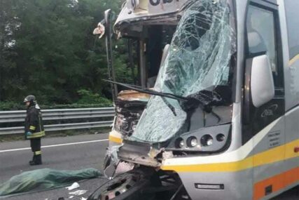 STRAVIČNA NESREĆA U ITALIJI U sudaru autobusa iz BiH i kamiona POGINUO VOZAČ, 22 djece povrijeđeno