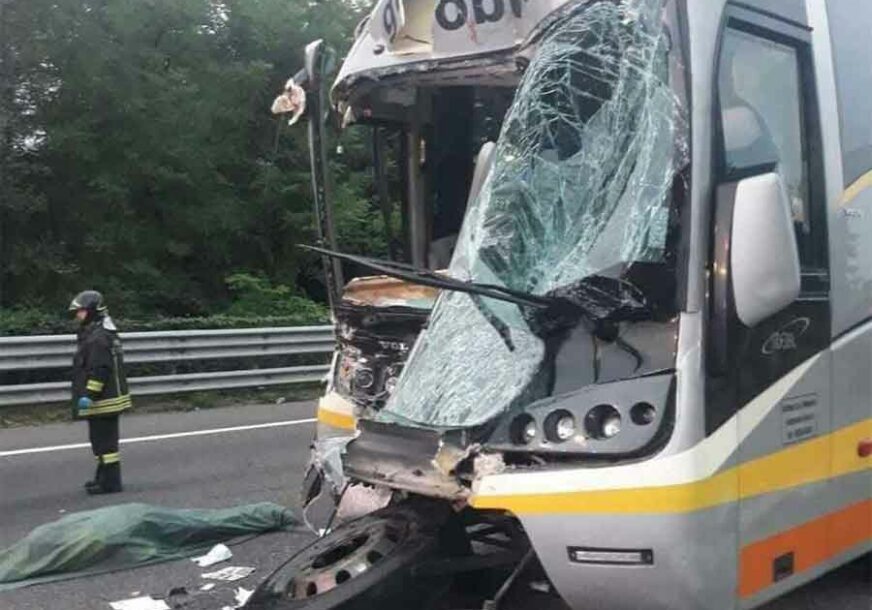 STRAVIČNA NESREĆA U ITALIJI U sudaru autobusa iz BiH i kamiona POGINUO VOZAČ, 22 djece povrijeđeno