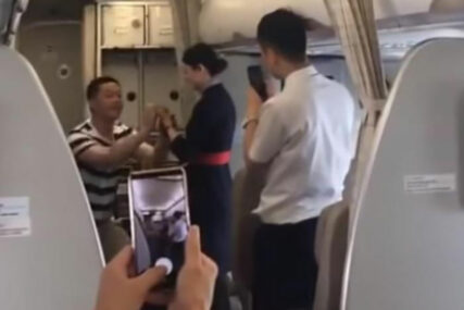 Momak ju zaprosio na radnom mjestu pa DOBILA OTKAZ (VIDEO)