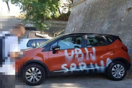 SRAMNE PORUKE U SPLITU Na automobilu vandali ispisali "UBIJ SRBINA"