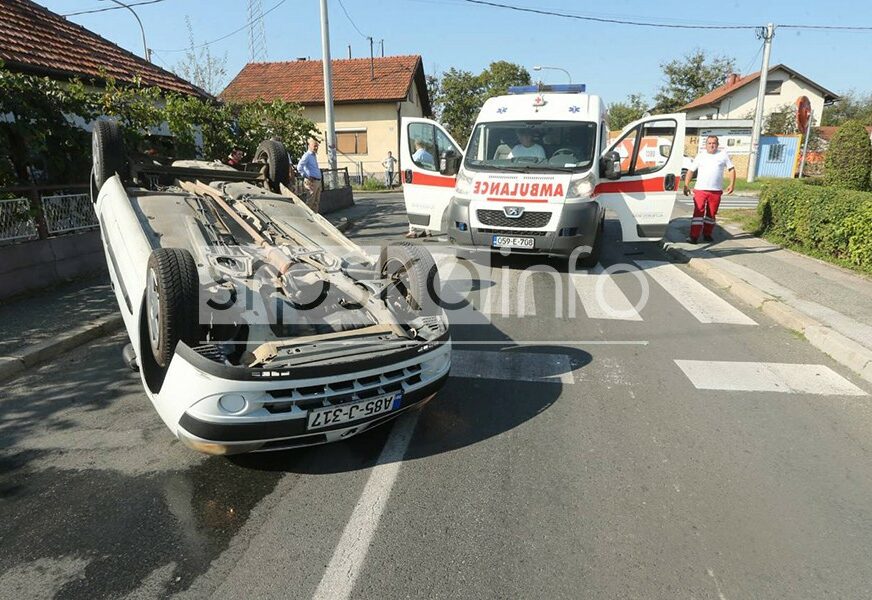 ZA DLAKU IZBJEGNUTA TRAGEDIJA Automobil se prevrnuo na krov, majka i beba prošli bez povreda