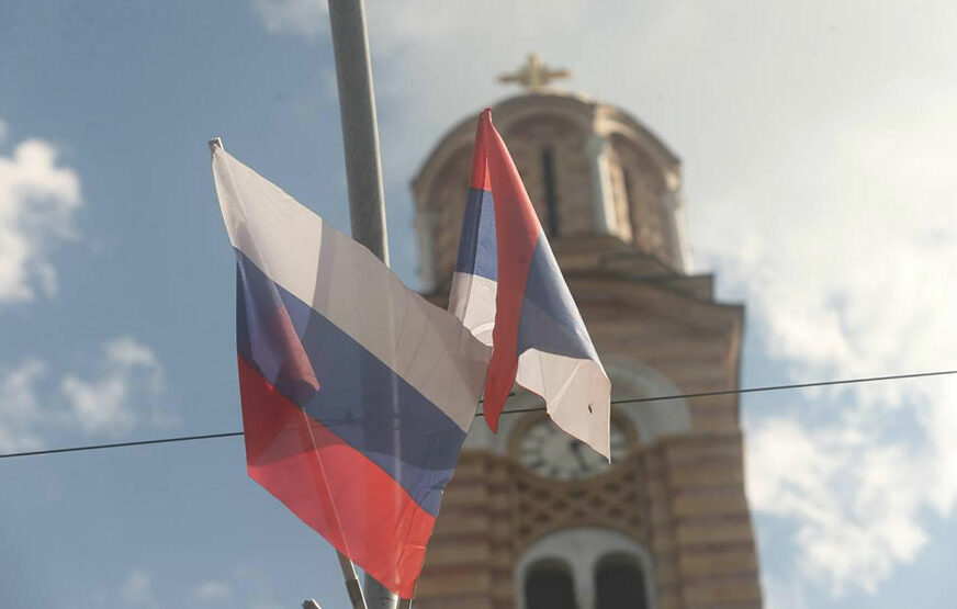 SRPSKA UOČI POSJETE LAVROVA Na ulicama Banjaluke postavljene zastave Rusije (FOTO)