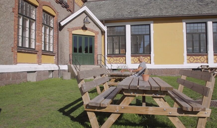 BOLJE NEGO KOD KUĆE Zatvorenici u rajskom zatvoru u Norveškoj idu u saunu, ribolov, igraju tenis i sunčaju se (VIDEO)