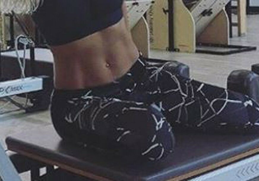 ČELIČNI TRBUŠNJACI Lijepa pjevačica (42) u top formi (FOTO)